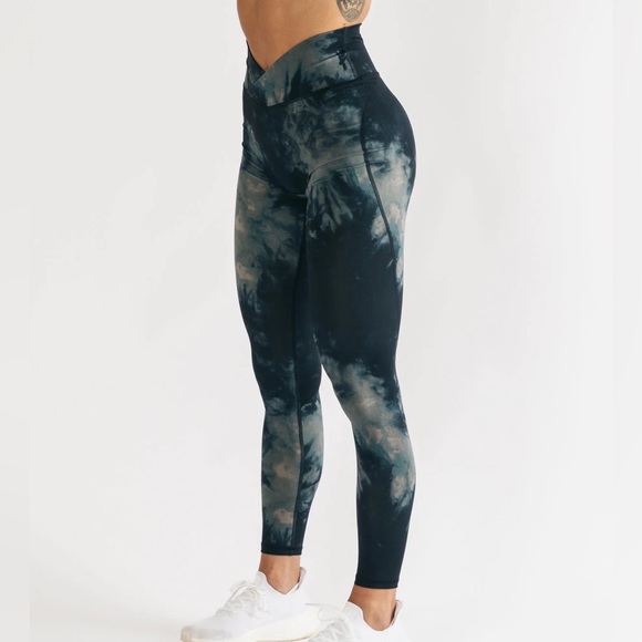 Alphalete Pants - ALPHALETE Surface Power Legging - Black Oil Stain